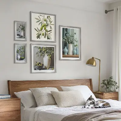 Zestaw obrazów w ramie do galerii ściennej z motywem zielonych oliwek w wazonie