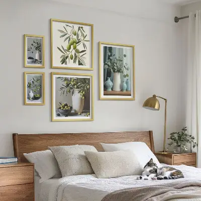 Zestaw obrazów w ramie do galerii ściennej z motywem zielonych oliwek w wazonie