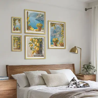 Zestaw obrazów w ramie do galerii ściennej z cytrynowymi akcentami w stylu prowansalskim z widokiem na morze