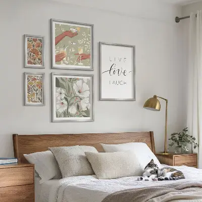 Zestaw obrazów w ramie do galerii ściennej stylowe grafiki z motywem kwiatów i haseł