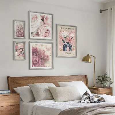 Zestaw obrazów w ramie do galerii ściennej z kwiatowymi motywami w stylu boho