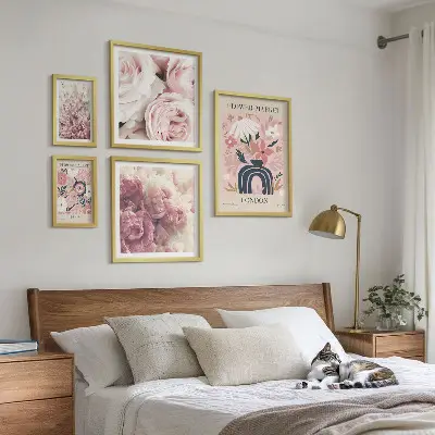 Zestaw obrazów w ramie do galerii ściennej z kwiatowymi motywami w stylu boho