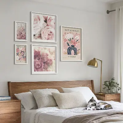 Zestaw obrazów w ramie do galerii ściennej z kwiatowymi motywami w stylu boho