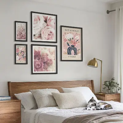 Zestaw obrazów w ramie do galerii ściennej z kwiatowymi motywami w stylu boho