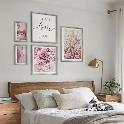 Galeria obrazów na ścianę z kwiatowymi motywami i pastelowymi hasłami