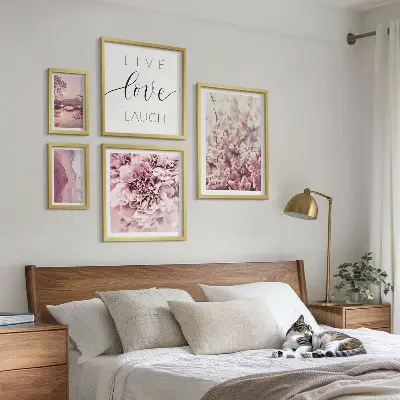 Galeria obrazów na ścianę z kwiatowymi motywami i pastelowymi hasłami
