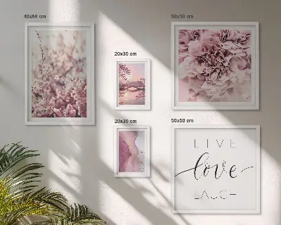 Galeria obrazów na ścianę z kwiatowymi motywami i pastelowymi hasłami