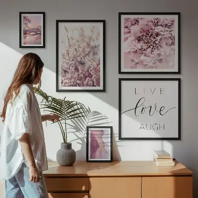 Galeria obrazów na ścianę z kwiatowymi motywami i pastelowymi hasłami
