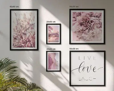Galeria obrazów na ścianę z kwiatowymi motywami i pastelowymi hasłami