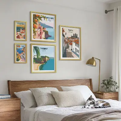 Zestaw obrazów w ramie do galerii ściennej z malowniczymi miasteczkami Europy
