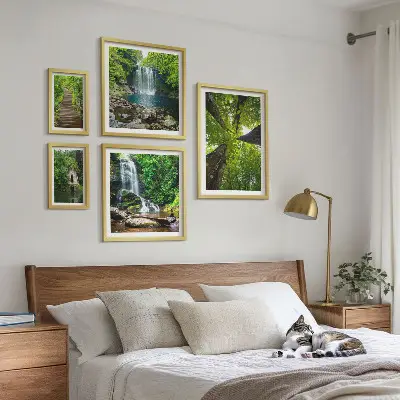 Zestaw obrazów w ramie do galerii ściennej z zielonymi krajobrazami wodospadów