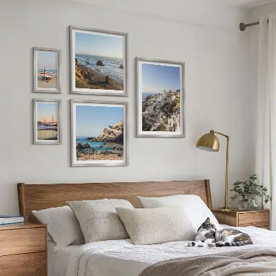 Galeria obrazów na ścianę z widokami urokliwych plaż i miasteczek