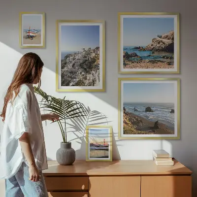 Galeria obrazów na ścianę z widokami urokliwych plaż i miasteczek