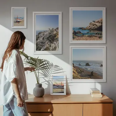 Galeria obrazów na ścianę z widokami urokliwych plaż i miasteczek