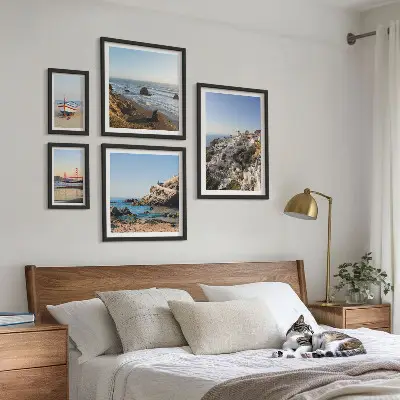 Galeria obrazów na ścianę z widokami urokliwych plaż i miasteczek