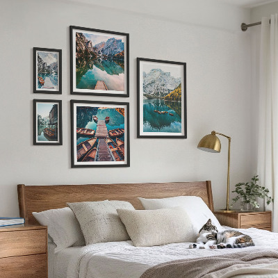 Zestaw obrazów w ramie do galerii ściennej Górskie jeziora drewniane łodzie