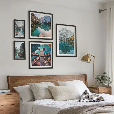 Zestaw obrazów w ramie do galerii ściennej górskie jeziora z drewnianymi łodziami