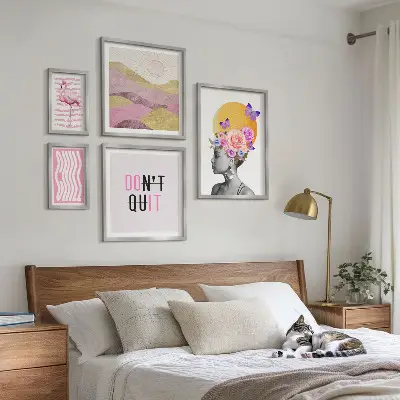 Galeria obrazów na ścianę z motywem kwiatów w stylu boho