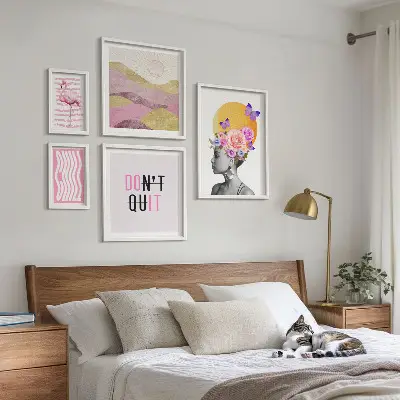 Galeria obrazów na ścianę z motywem kwiatów w stylu boho