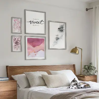 Zestaw obrazów w ramie do galerii ściennej z kobiecymi portretami w pastelowych kwiatach