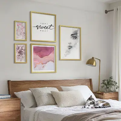 Zestaw obrazów w ramie do galerii ściennej z kobiecymi portretami w pastelowych kwiatach