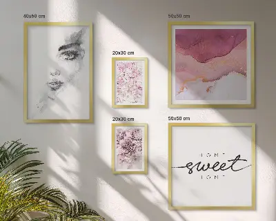 Zestaw obrazów w ramie do galerii ściennej z kobiecymi portretami w pastelowych kwiatach