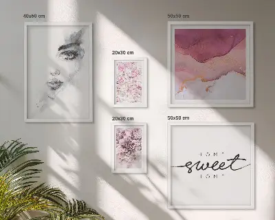 Zestaw obrazów w ramie do galerii ściennej z kobiecymi portretami w pastelowych kwiatach
