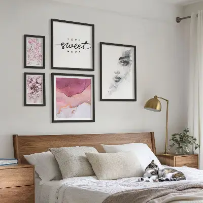 Zestaw obrazów w ramie do galerii ściennej z kobiecymi portretami w pastelowych kwiatach
