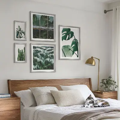 Zestaw obrazów w ramie do galerii ściennej z motywem roślinnych inspiracji tropików