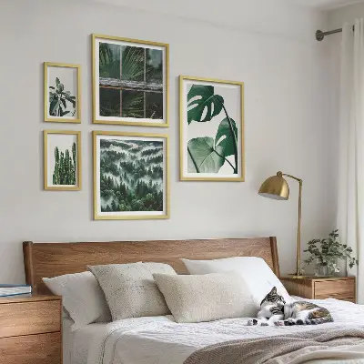 Zestaw obrazów w ramie do galerii ściennej z motywem roślinnych inspiracji tropików