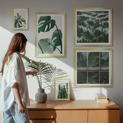 Zestaw obrazów w ramie do galerii ściennej z motywem roślinnych inspiracji tropików