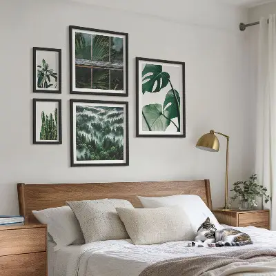 Zestaw obrazów w ramie do galerii ściennej z motywem roślinnych inspiracji tropików