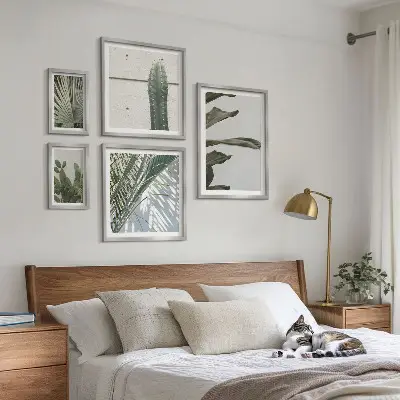 Galeria obrazów na ścianę z nowoczesnymi roślinnymi akcentami