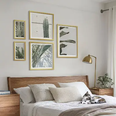 Galeria obrazów na ścianę z nowoczesnymi roślinnymi akcentami