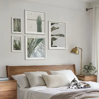 Galeria obrazów na ścianę z nowoczesnymi roślinnymi akcentami