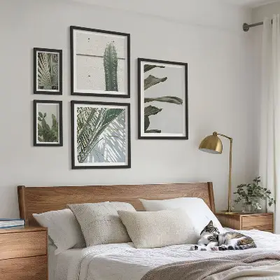 Galeria obrazów na ścianę z nowoczesnymi roślinnymi akcentami