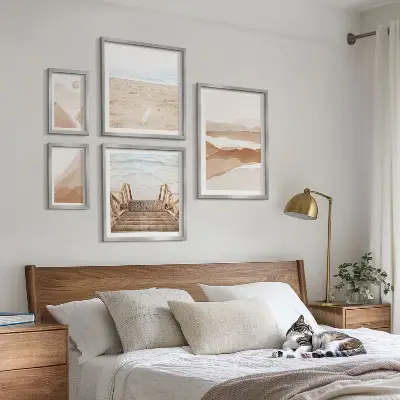 Zestaw obrazów w ramie do galerii ściennej z motywem minimalistycznych plaż i gór