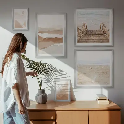 Zestaw obrazów w ramie do galerii ściennej z motywem minimalistycznych plaż i gór