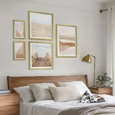 Zestaw obrazów w ramie do galerii ściennej z motywem minimalistycznych plaż i gór