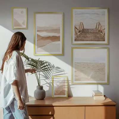 Zestaw obrazów w ramie do galerii ściennej z motywem minimalistycznych plaż i gór