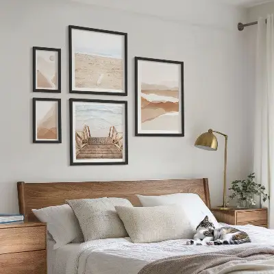 Zestaw obrazów w ramie do galerii ściennej z motywem minimalistycznych plaż i gór