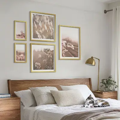 Zestaw 5 obrazów w ramie z delikatnymi motywami kwiatowymi inspirowanymi naturą