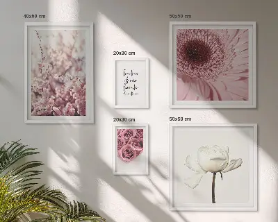 Zestaw obrazów w ramie do galerii ściennej z kwiatowymi romantycznymi akcentami
