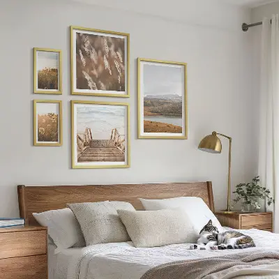 Zestaw 5 obrazów w ramie z naturalnymi krajobrazami pól i jezior