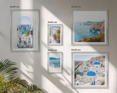 Zestaw obrazów w ramie do galerii ściennej z motywem błękitnego morza i domków na Santorini