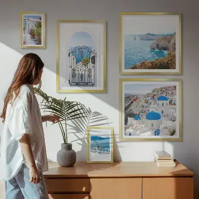 Zestaw obrazów w ramie do galerii ściennej z motywem błękitnego morza i domków na Santorini
