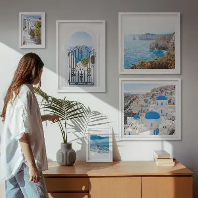 Zestaw obrazów w ramie do galerii ściennej z motywem błękitnego morza i domków na Santorini