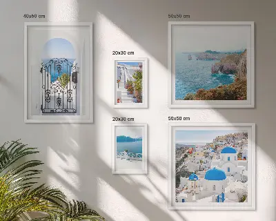 Zestaw obrazów w ramie do galerii ściennej z motywem błękitnego morza i domków na Santorini