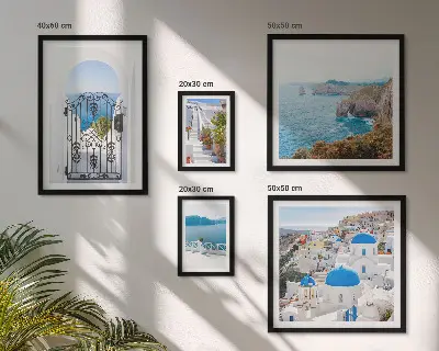 Zestaw obrazów w ramie do galerii ściennej z motywem błękitnego morza i domków na Santorini