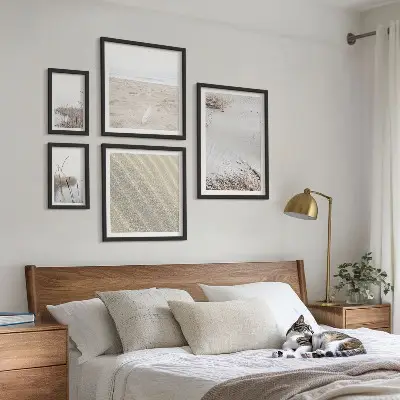 Zestaw obrazów w ramie do galerii ściennej z minimalistycznymi motywami plaży